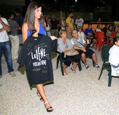 La conduttrice dellasta Serena Magnanensi, inviata della trasmissione di Rai Uno La vita in diretta, sul palco con la finalista di Amici Giulia Pauselli 