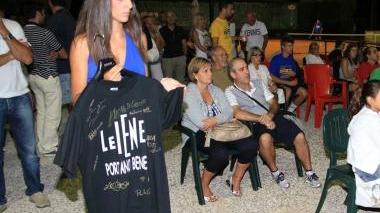 La conduttrice dell’asta Serena Magnanensi, inviata della trasmissione di Rai Uno “La vita in diretta”, sul palco con la finalista di “Amici” Giulia Pauselli