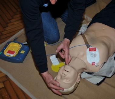 Simulazione su manichino dellutilizzo del defibrillatore 