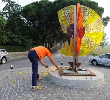 L’installazione di via Vittorio Veneto a Pontedera danneggiata con il lancio di un ferro da stiro