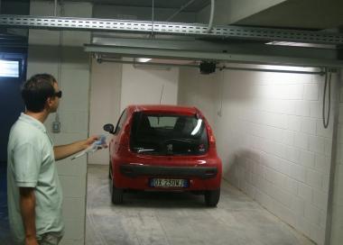 Uno dei box privati che sono stati consegnati ieri e alcune auto appena entrate nel garage Odeon realizzato da Spil  