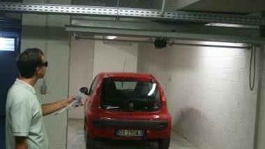 Uno dei box privati che sono stati consegnati ieri e alcune auto appena entrate nel garage Odeon realizzato da Spil