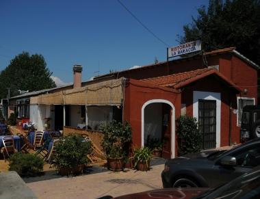 La Baracca, noto ristorante nel Padule dove c’è stato il furto e l’aggressione al ristoratore; a destra i carabinieri illustrano come si sono svolte le indagini (Vip)