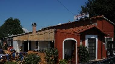 La Baracca, noto ristorante nel Padule dove c’è stato il furto e l’aggressione al ristoratore; a destra i carabinieri illustrano come si sono svolte le indagini (Vip)