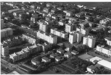 Larea Peep di Avenza, a sinistra il Comune 