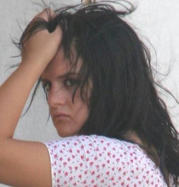 Da sinistra, Sara Baldi, il fidanzato Imad Merouane, i vicini di casa dopo la tragedia e il sopralluogo dei carabinieri davanti alla casa di via Ariosto la mattina dello scorso 26 luglio 