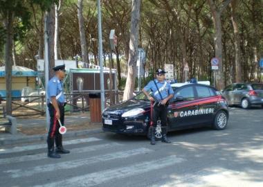 Una pattuglia dei carabinieri durante un controllo 