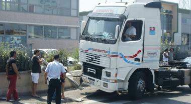La motrice del tir che &egrave; andata a schiantarsi contro un muro di recinzione in via Firenze 