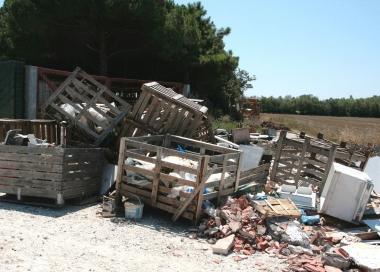 Sopra la discarica a cielo aperto oggi. A destra l8 aprile scorso 