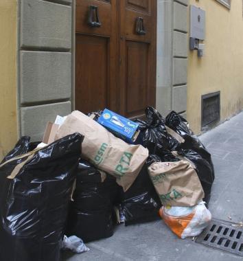 Rifiuti fuori di un portone pronti per essere ritirati 