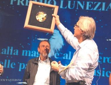 Vittorio Sgarbi con un quadro donato dal pittore Nino Veronica  