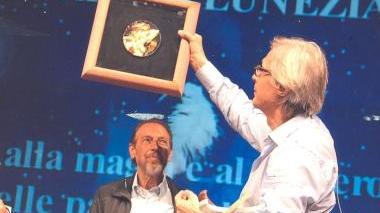 Vittorio Sgarbi con un quadro donato dal pittore Nino Veronica
