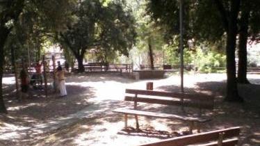 L’interno del giardino che ha riaperto i cancelli con nuovi arredi e giochi per i bambini