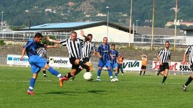 Una fase dei playoff tra Pisa Sc e Massese