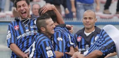 Unesultanza dei nerazzurri nel finale dello scorso torneo; a destra, il presidente Carlo Battini  