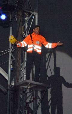 Il cantante Gianni Morandi durante un suo spettacolo 