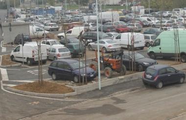 Si mostra seminudo nel parcheggio