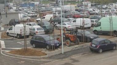 Si mostra seminudo nel parcheggio