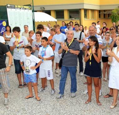 La tradizionale foto di gruppo per festeggiare la fine delle fatiche di giocatori e organizzatori della manifestazione proposta dallo Sporting Club Madras