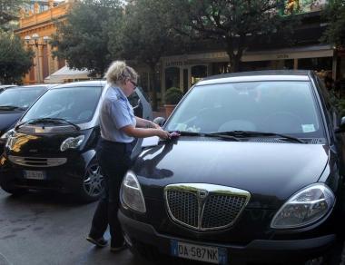 Agente dei vigili urbani impegnata a scrivere un verbale 