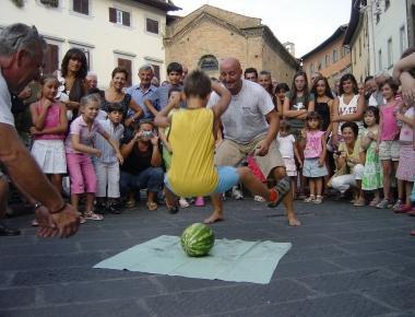 Una passata edizione del Palio con la sfida del cocomero  