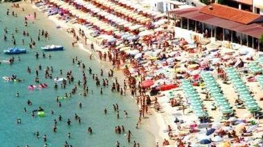 La spiaggia di Cavoli affollata dai bagnanti