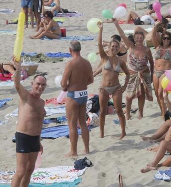 Bagnanti in spiaggia in attesa del maxi tuffo contro la direttiva dell’Ue