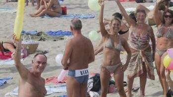 Bagnanti in spiaggia in attesa del maxi tuffo contro la direttiva dell’Ue