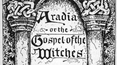 Sopra la copertina di un libro dedicato ad Aradia; in alto a destra le Balze altro luogo di leggende volterrane