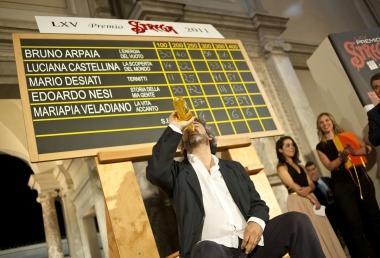 Nesi beve a garganella lo Strega durante la premiazione 