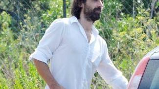 Il regista Stefano Mordini e a fianco la troupe alla Tolla, sotto gli operatori scaricano le attrezzature dal pulmino