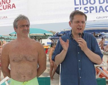 L’assessore Serfogli e il sindaco Filippeschi in spiaggia