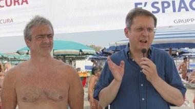 L’assessore Serfogli e il sindaco Filippeschi in spiaggia
