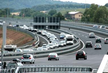 Uno scorcio dell’A12 e, a sinistra, traffico sull’Aurelia