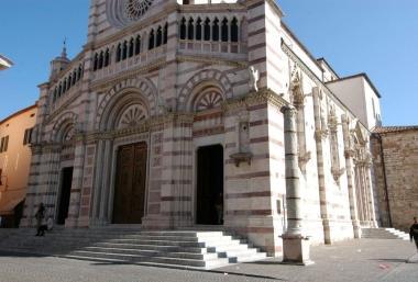 <b>DUOMO.</b> A destra della facciata, la colonna di cui si ignora il proprietario 