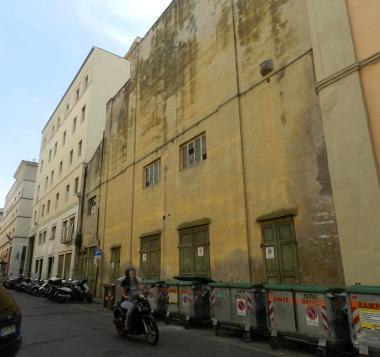 La facciata dellex cinema Moderno in via Santa Barbara  