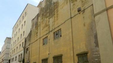 La facciata dell’ex cinema Moderno in via Santa Barbara