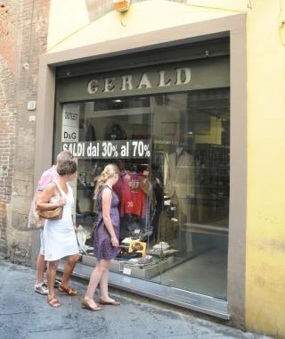 A fianco, loutlet Gerald, di Lenci, nella sede in via Santa Croce che verr&agrave; occupata dal primo negozio di famiglia. A destra lex libreria Baroni in via San Paolino, che ospiter&agrave; Gerald 