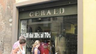A fianco, l’outlet Gerald, di Lenci, nella sede in via Santa Croce che verrà occupata dal primo negozio di famiglia. A destra l’ex libreria Baroni in via San Paolino, che ospiterà Gerald