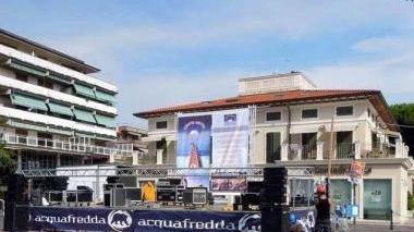 <b>POLEMICHE.</b> Il palco montato in piazza Betti