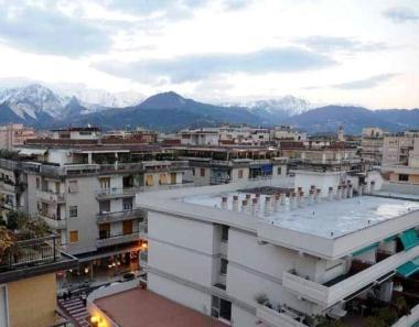 Il palazzo municipale e una veduta delle abitazioni di Marina  