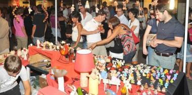 Un corso a due facce, folla da un lato negozi vuoti dall'altro