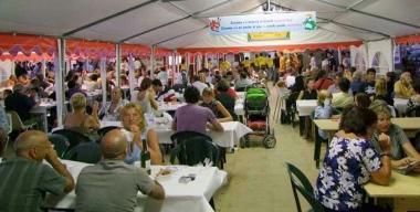 In tanti a cena sotto il tendone di una sagra (foto di repertorio)