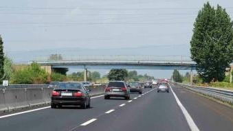 Qui a fianco il ponte che attraversa l’autostrada all’altezza di Badia a Pacciana, sulla destra quello che si trova in corrispondenza dell’azienda Tonsoni nel comune di Agliana