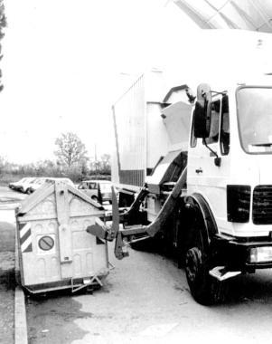 Un camion dell’Asm mentre svuota un cassonetto