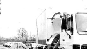 Un camion dell’Asm mentre svuota un cassonetto