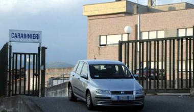 Sequestra la moglie poi in caserma si impicca con la maglietta