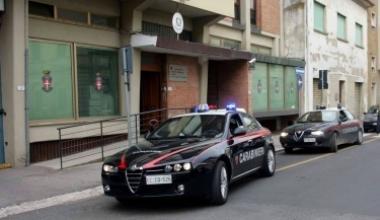 Svuotano la casa e il garage mentre la famiglia va a fare la spesa