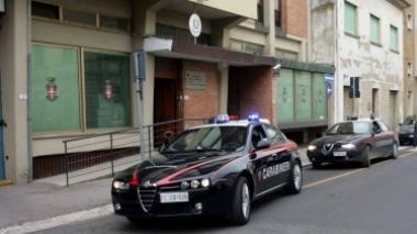 Svuotano la casa e il garage mentre la famiglia va a fare la spesa
