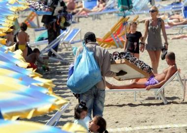 <b>SULLA SPIAGGIA.</b> Un ambulante 